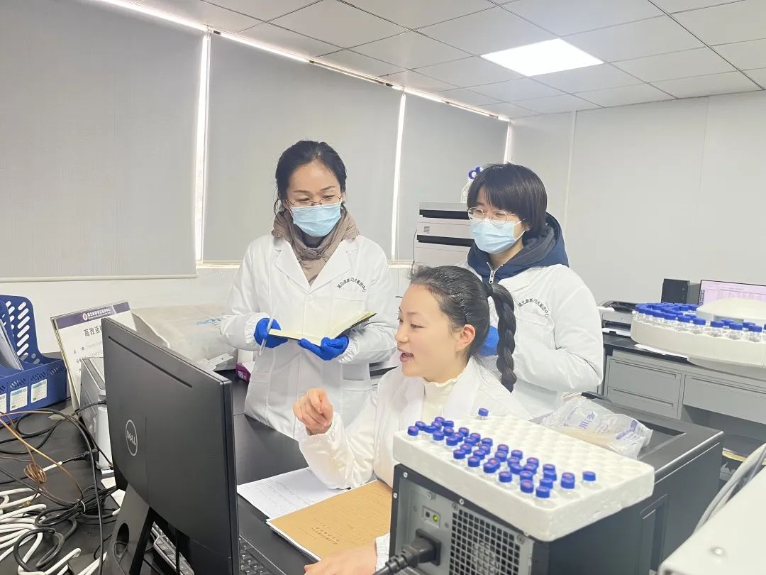 两名化学博士来我中心交流学习